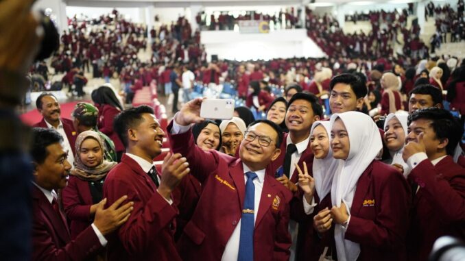 Penasihat Khusus Presiden Indonesia Jenderal TNI (Purn.) Prof. Dr. H. Dudung Abdurachman, S.E., M.M pose bersama mahasiswa UMM usai paparan, Rabu (2/7/2025).