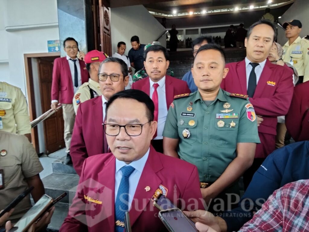 Jenderal TNI (Purn.) Prof. Dr. H. Dudung Abdurachman, S.E., M.M memberikan keterangan kepada wartawan