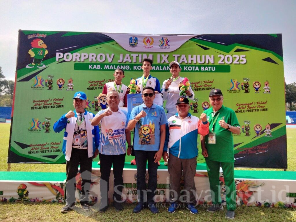 Pose bersama usai pengalungan medali