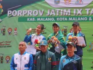 Jingga, atlet muda Kota Malang Peraih medali perunggu saat naik podium, Kamis (3/7/2025).