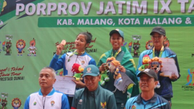 Jingga, atlet muda Kota Malang Peraih medali perunggu saat naik podium, Kamis (3/7/2025).