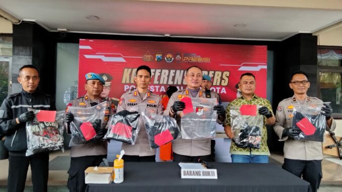 WhatsApp Image 2025-07-04 at 19.29.30 Kapolresta Malang Kota, Kombes Pol Nanang Haryono saat merilis hasil ungkap kasus penganiayaan berujung maut, Jumat (4/7/2025).