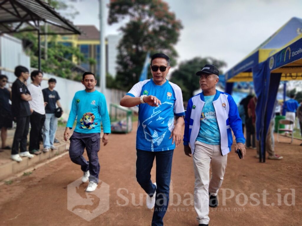 Walikota Wahyu Hidayat didampingi Kadisporapar, Baihaqi meninjau langsung laga terakhir tim Softball Kota Malang