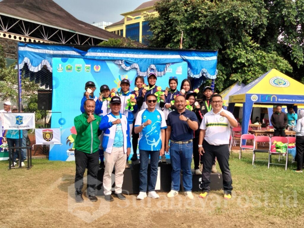 Walikota Wahyu Hidayat pose bersama usai pengalungan medali
