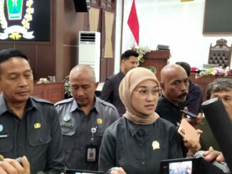 Ketua DPRD Kota Malang, Amithya Ratnanggani Sirraduhita saat memberikan keterangan kepada wartawan