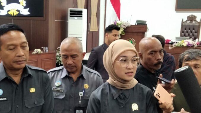 Ketua DPRD Kota Malang, Amithya Ratnanggani Sirraduhita saat memberikan keterangan kepada wartawan