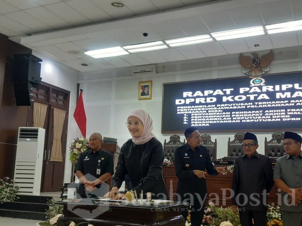 Ketua DPRD Kota Malang, Amithya Ratnanggani Sirraduhita menandatangani hasil persetujuan
