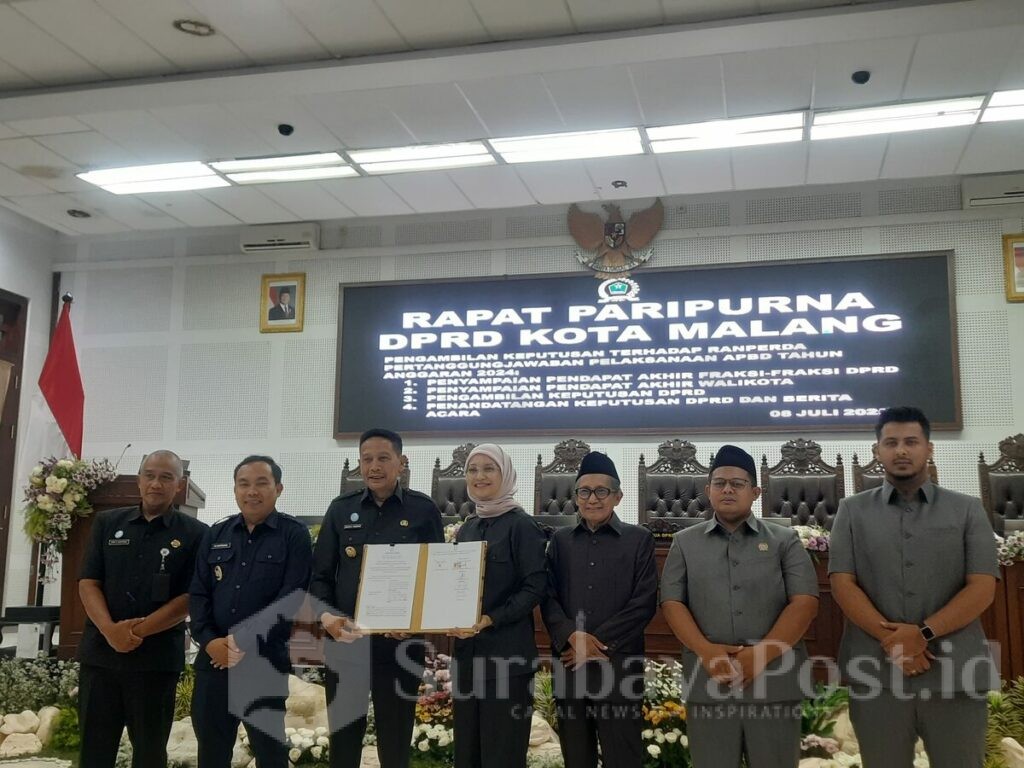 Ketua DPRD Kota Malang, Amithya Ratnanggani Sirraduhita dan Wali Kota Wahyu Hidayat menunjukkan bukti penandatanganan persetujuan
