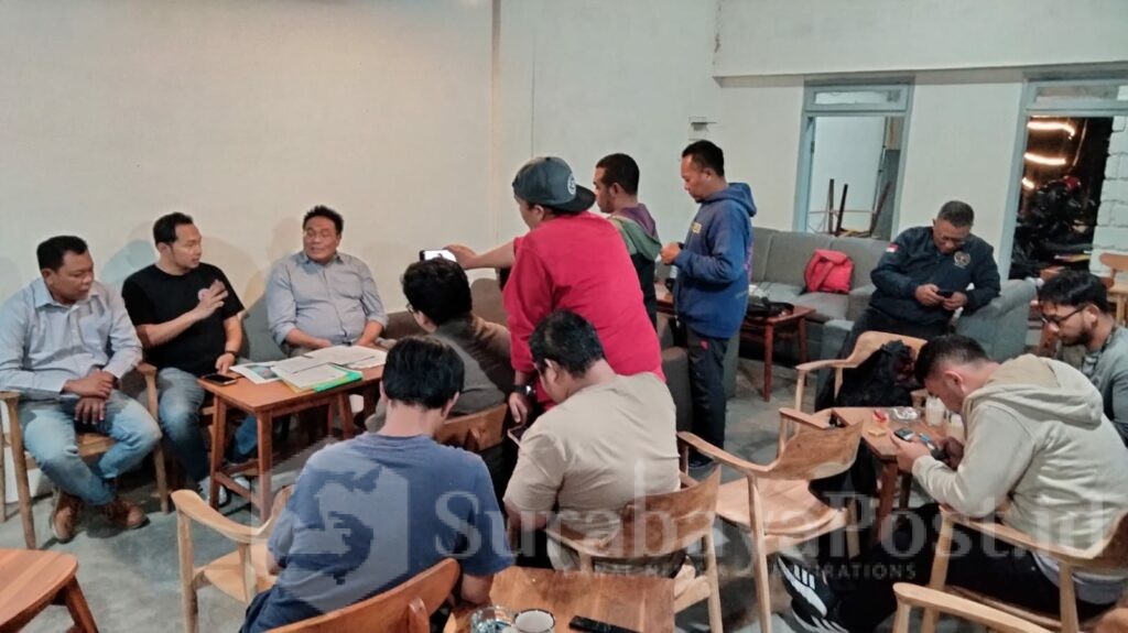 Tim kuasa hukum mantan Direktur Polinema saat menggelar konferensi pers, Kamis 10 Juli 2025 malam.