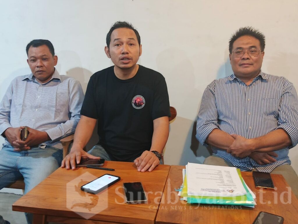 TIM HUKUM: Dari kanan, Sumardhan, SH, MH, Miftakhul Irfan, SH, MH dan Ari Hariadi, SH