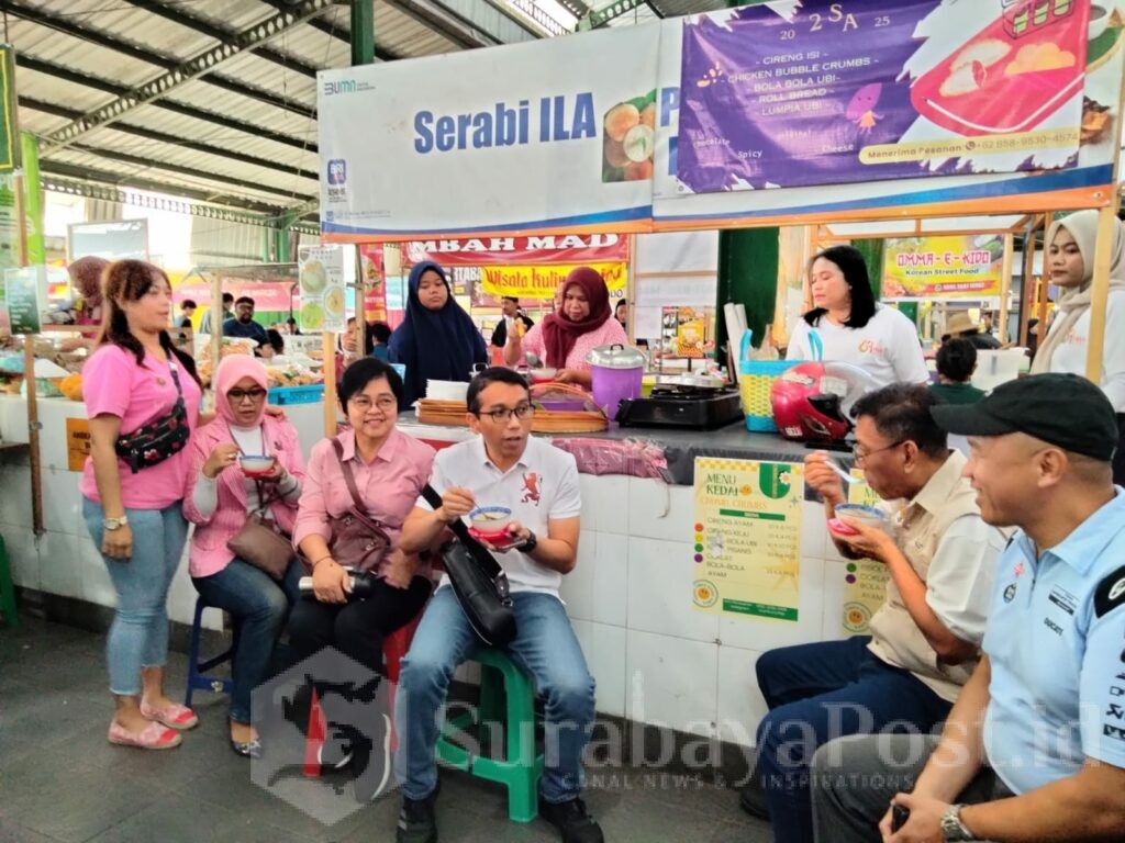 Dalam kunjungannya ke Pasar Klojen, Kajari Tri Joko dan rombongan mencicipi berbagai produk kuliner khas Malang yang dijual di pasar tersebut.
