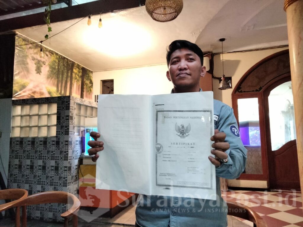 Vandy Satrio Raharjo, SH, kuasa hukum Harto Wijoyo menunjukkan bukti kepemilikan aset milik Kliennya yang diambil alih pihak lain