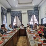 DPRD Kota Malang menggelar rapat dengar pendapat antara pihak PT Tomoland selaku pengembang perumahan Graha Agung dengan perwakilan warga Joyogrand, Jumat (11/7/2025).