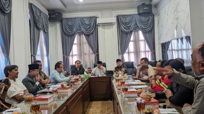 WhatsApp Image 2025-07-11 at 21.50.13 DPRD Kota Malang menggelar rapat dengar pendapat antara pihak PT Tomoland selaku pengembang perumahan Graha Agung dengan perwakilan warga Joyogrand, Jumat (11/7/2025).