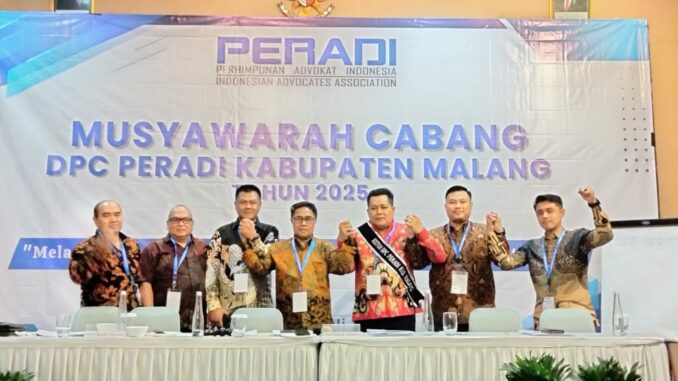 WhatsApp Image 2025-07-12 at 22.17.04 Achmad Hussairi (tiga dari kanan) Pimpin DPC Peradi Kabupaten Malang Periode 2025-2029, Sabtu 12 Juli 2025.