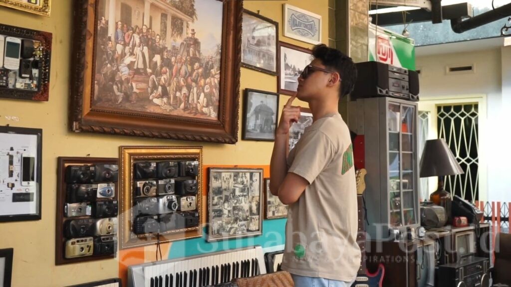 Salah satu wisatawan terpukau dengan keindahan seni di kampoeng heritage kajoetangan. (Dok. Atria hotel).