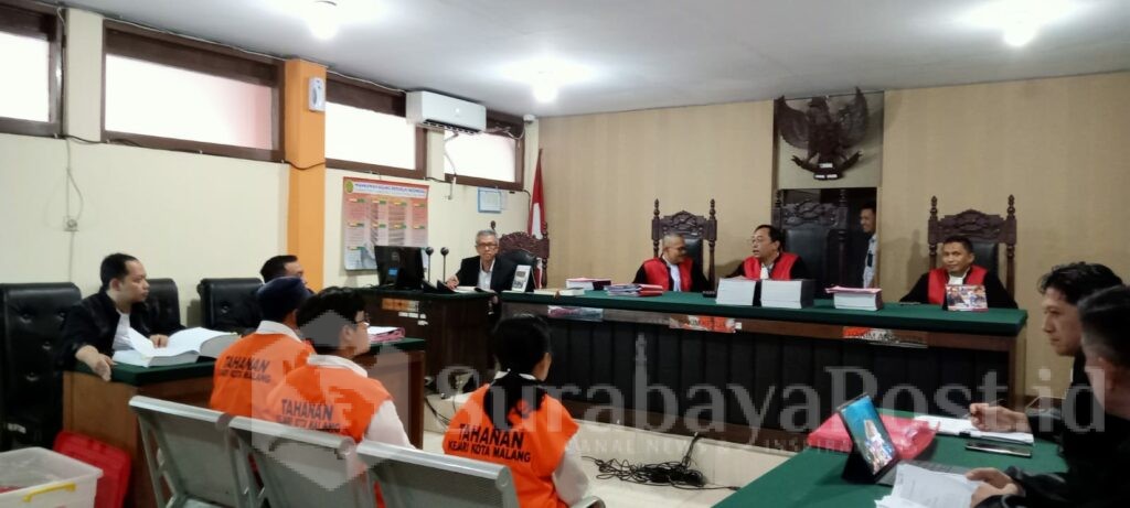 Tiga terdakwa kasus dugaan TPPO CPMI saat menjalani sidang di PN Malang, Senin (14/7/2025).
