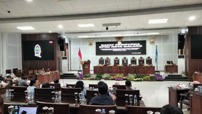 WhatsApp Image 2025-07-14 at 19.52.35 Rapat Paripurna mengenai penjelasan Wali Kota terhadap 2 Ranperda mengenai pembentukan dan susunan perangkat daerah yang digelar di Ruang Rapat Paripurna, Senin (14/7/2025).