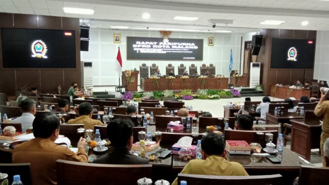 WhatsApp Image 2025-07-14 at 20.06.48 Penjelasan Wali Kota terhadap 2 Ranperda mengenai pembentukan dan susunan perangkat daerah yang digelar di ruang sidang Paripurna DPRD Kota Malang, Senin (14/7/2025).