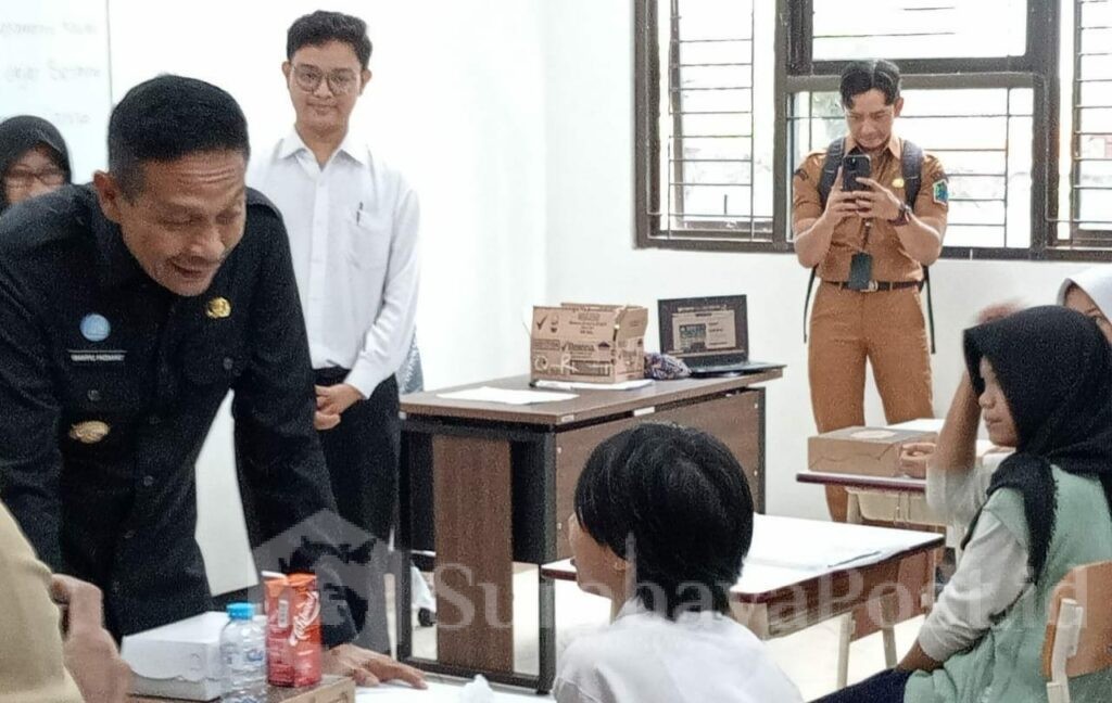 Wali Kota Wahyu Hidayat saat bincang dengan siswa disela meninjau Sekolah Rakyat