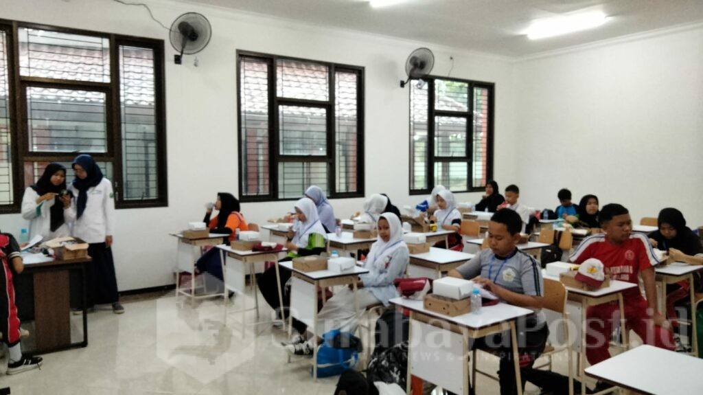 Wali Kota Wahyu Hidayat saat bincang dengan siswa disela meninjau Sekolah Rakyat