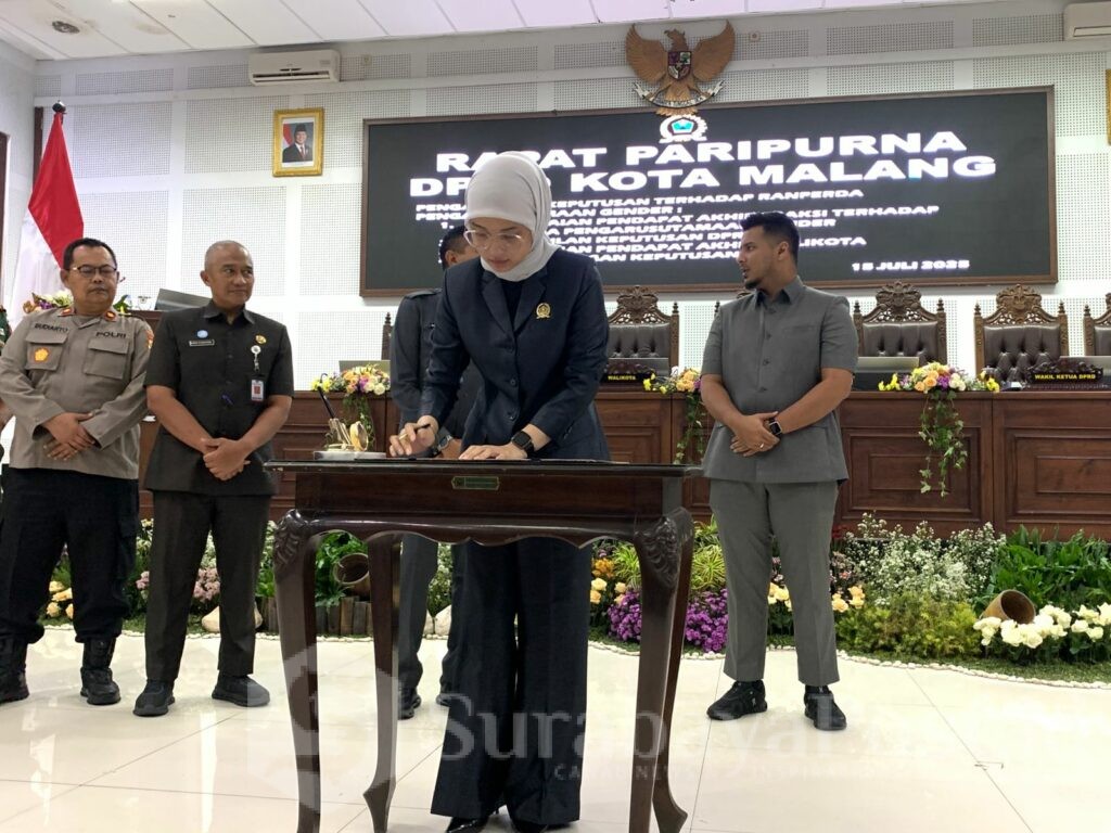 Ketua DPRD Kota Malang, Amithya Ratnanggani Sirraduhita menandatangani pengesahan Perda Pengarusutamaan Gender, Selasa 15 Juli 2025