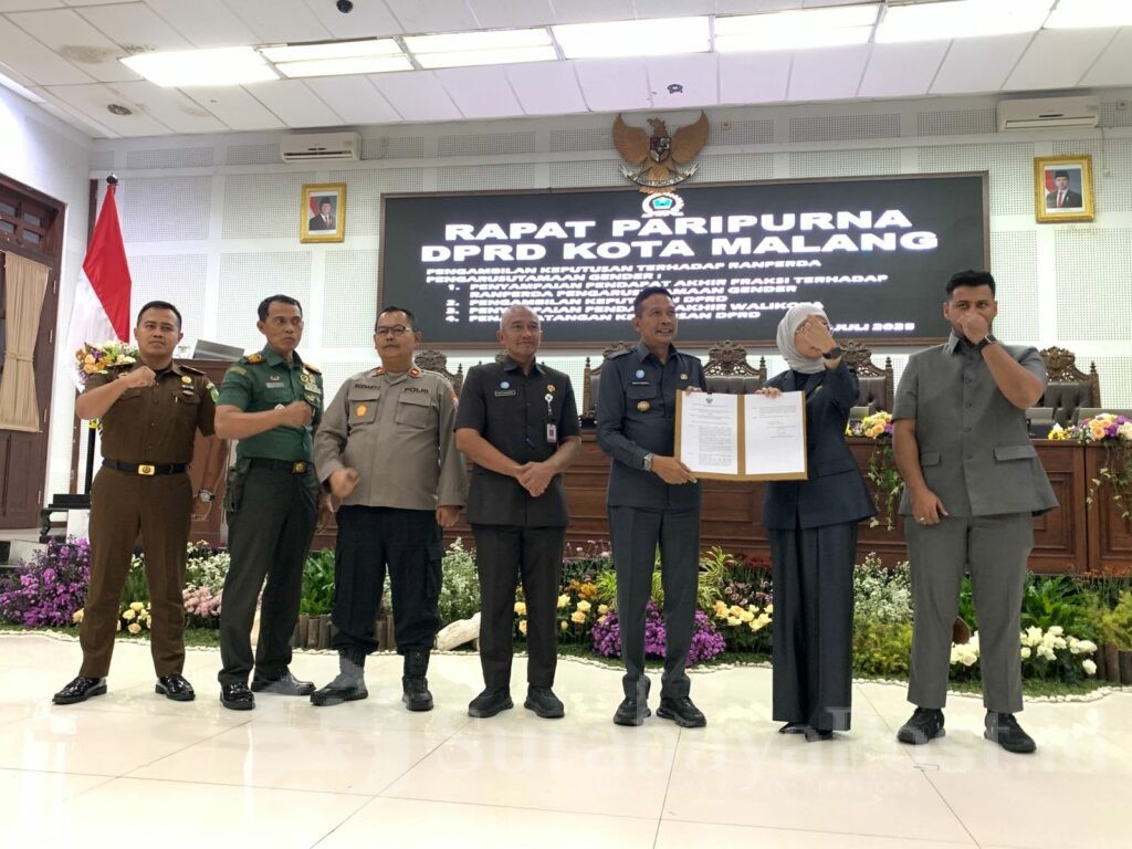 Ketua DPRD Kota Malang, Amithya Ratnanggani Sirraduhita dan Wali Kota Wahyu Hidayat menunjukkan bukti penandatanganan persetujuan Perda Pengarusutamaan Gender