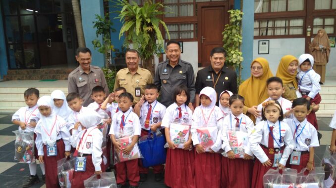 WhatsApp Image 2025-07-15 at 17.16.05 Wali Kota Malang Serahkan Bantuan Seragam Gratis untuk Siswa SD dan SMP, Selasa (15/7/2025).