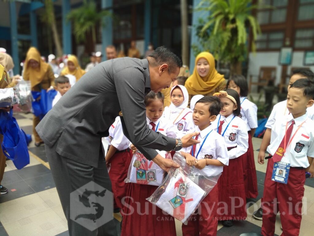 Penyerahan dilakukan secara simbolis di SMP Negeri 6 Malang, Selasa 15 Juli 2025.