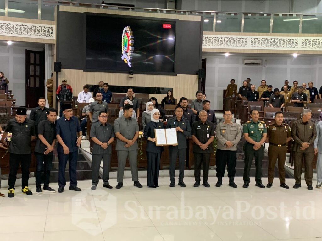 Pose bersama usai rapat paripurna DPRD Kota Malang