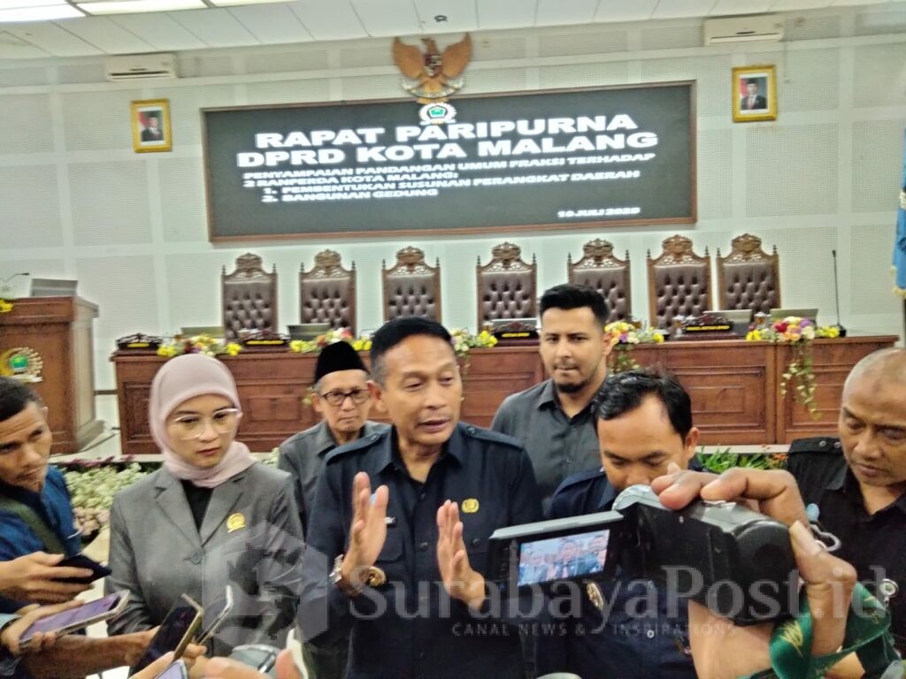 Walikota Wahyu Hidayat memberikan keterangan usai rapat paripurna, Rabu 16 Juli 2025