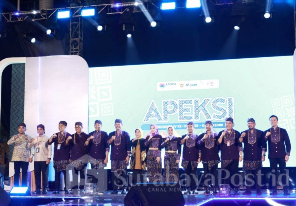 Pose bersama, Walikota Wahyu Hidayat (lima dari kiri).