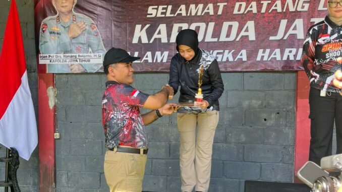 WhatsApp Image 2025-07-18 at 14.10.55 (1) Aiptu Irma Andahwati, Polwan Polresta Malang Kota Raih Juara 2 Lomba Menembak Kapolda Jatim Cup 2025. (istimewa).