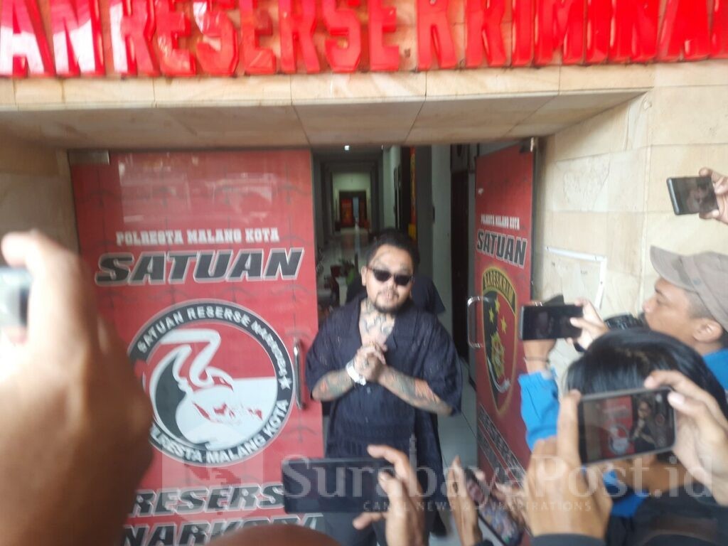 King Abdi menyampaikan permintaan maaf dihadapan awak media usai menjalani pemeriksaan