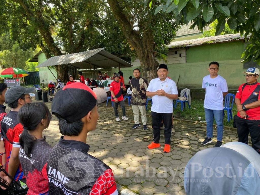 H. Rendra Masdrajad Safaat (Hem putih) memberikan motivasi para atlet yang telah berjuang di Porprov IX Jatim. (ist).