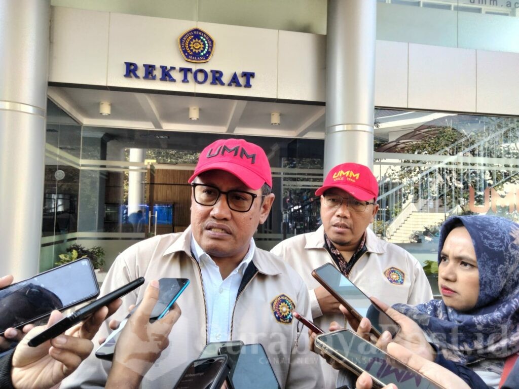 Rektor UMM, Prof. Nazaruddin Malik, M.Si memberikan keterangan kepada wartawan