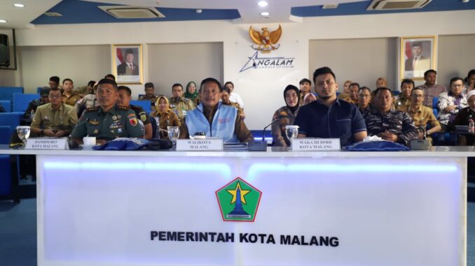 Wali Kota Malang, Dr. Ir. Wahyu Hidayat, MM, pada peluncuran kelembagaan Koperasi Desa/Kelurahan Merah Putih secara virtual di Ruang Ngalam Command Center (NCC) pada Senin, 21 Juli 2025. (Sumber Prokompim).