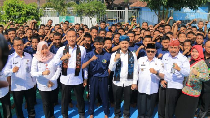 WhatsApp Image 2025-07-23 at 12.54.54 Hari Anak Nasional: Kanwil Ditjenpas Jatim dan Wagub Jatim Serahkan Hak Anak Binaan di LPKA Blitar, Rabu 23 Juli 2025. (ist).