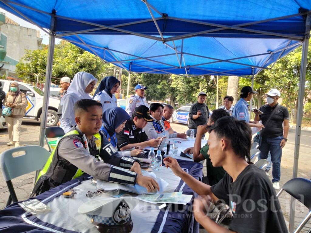 Sebanyak 35 kendaraan ditilang karena tidak membawa kelengkapan dokumen seperti STNK, SIM, maupun tidak memenuhi uji KIR