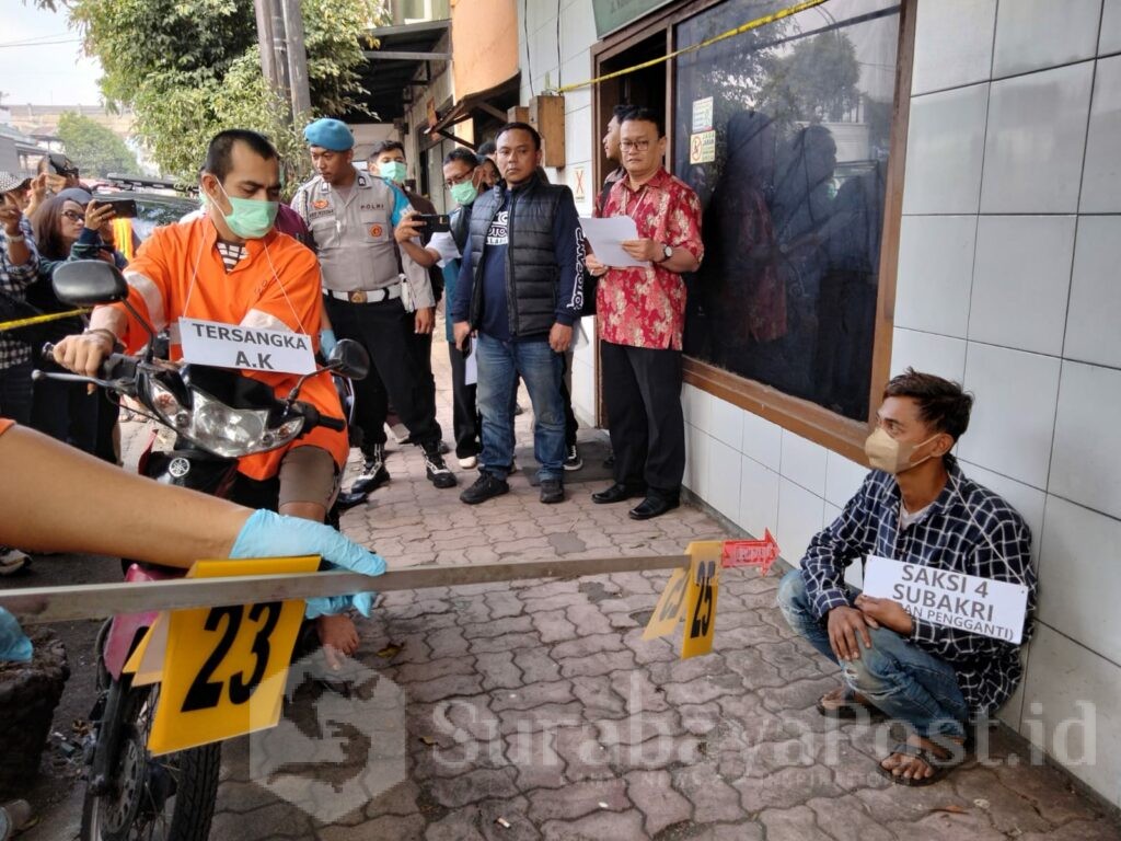 Rekonstruksi Pembunuhan Tragis di Losmen Windu Kentjono: Tersangka AK Peragakan 35 Adegan, Kamis (24/7/2025).