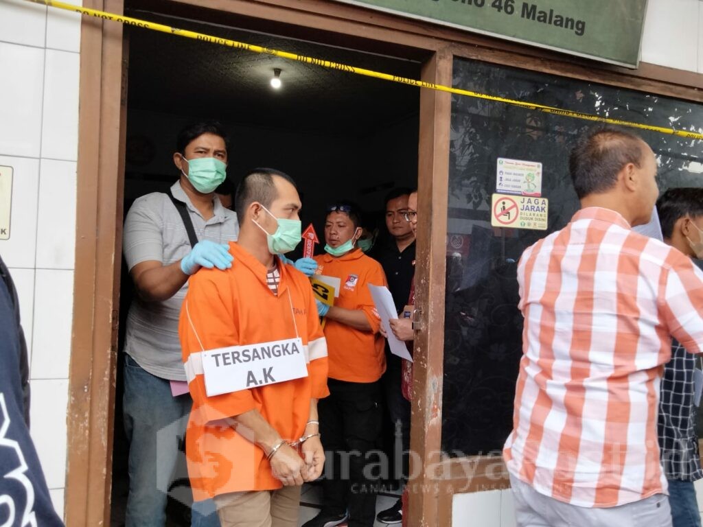 Tersangka AK dikawal petugas saat rekonstruksi