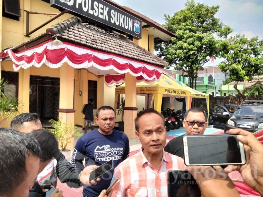 Kanit Reskrim Polsek Sukun AKP Wardi Waluyo memberikan keterangan kepada wartawan usai rekonstruksi