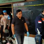 Tersangka AK dikawal petugas saat rekonstruksi