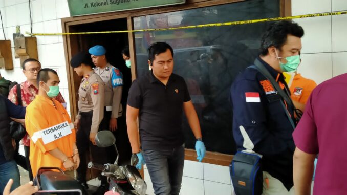 Tersangka AK dikawal petugas saat rekonstruksi