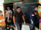 Tersangka AK dikawal petugas saat rekonstruksi