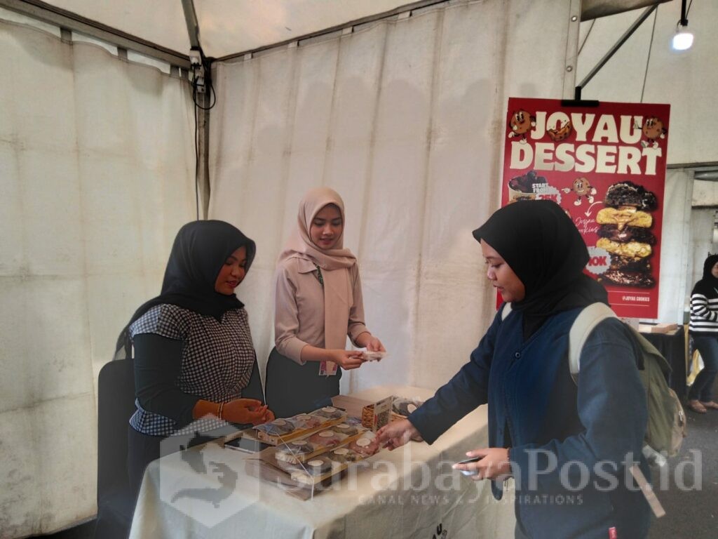 Afita Svennova dan Nafansa Cahaya, mahasiswi semester 6 jurusan Entrepreneurship Business Creation dengan hasil olahannya "Joyau Cookies"