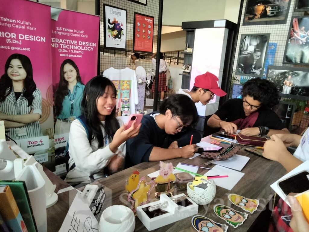 Para mahasiswa menampilkan hasil karyanya