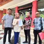 Advokat Suliono, SH, M.Kn dan Farhan Faelani, SH serta Sigit, SH, bersama kliennya, Galuh Nalibronto tiba di PN Malang untuk menyerahkan kontra memori PK, Senin (28/7/2025).