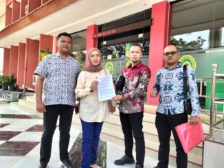 Advokat Suliono, SH, M.Kn dan Farhan Faelani, SH serta Sigit, SH, bersama kliennya, Galuh Nalibronto tiba di PN Malang untuk menyerahkan kontra memori PK, Senin (28/7/2025).