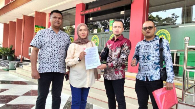 WhatsApp Image 2025-07-28 at 16.20.37 Advokat Suliono, SH, M.Kn dan Farhan Faelani, SH serta Sigit, SH, bersama kliennya, Galuh Nalibronto tiba di PN Malang untuk menyerahkan kontra memori PK, Senin (28/7/2025).